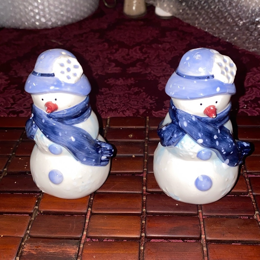 BX49 Vintage Ceramic Snowman Couple Christmas Holiday Salt Pepper Shakers. 4.5”
